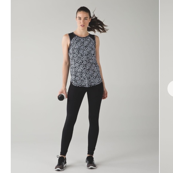 Lululemon Sculpt Posey Black and White Roses Tank size 6 - Picture 3 of 9